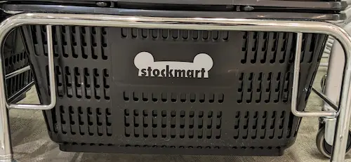 吉祥寺のコストコ再販店STOCKMART（ストックマート）の買い物かごにもロゴ