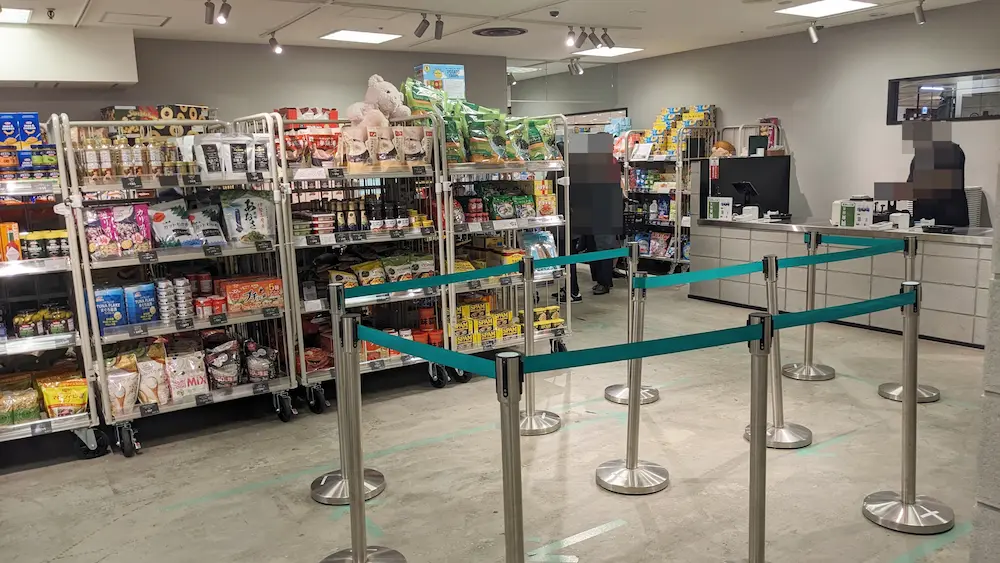 吉祥寺のコストコ再販店STOCKMART（ストックマート）のレジ前と折り返しに並ぶロープ