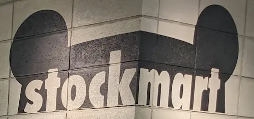 吉祥寺のコストコ再販店STOCKMART（ストックマート）の店内壁にもロゴ