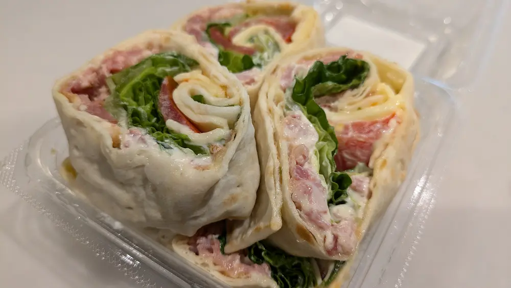 コストコ再販店で購入したハイローラーB.L.Tがつまったパッケージをあけた様子