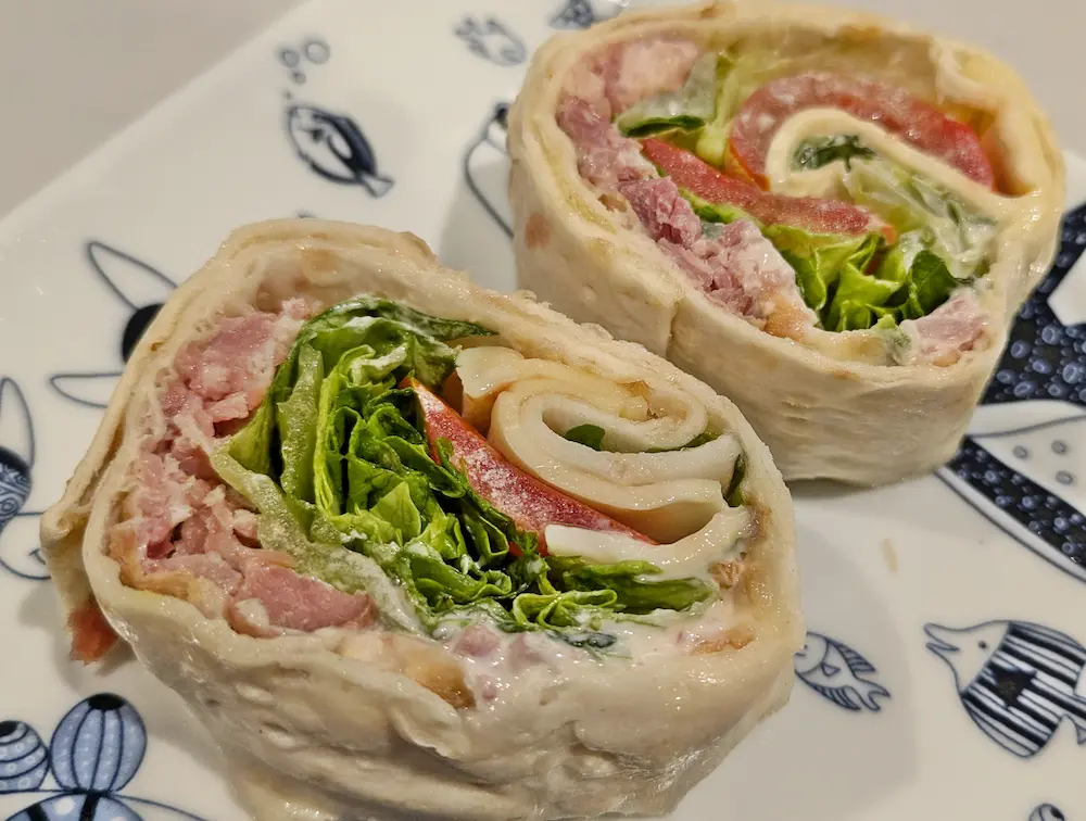 コストコ再販店で購入したハイローラーB.L.Tをお皿に盛りつけた様子