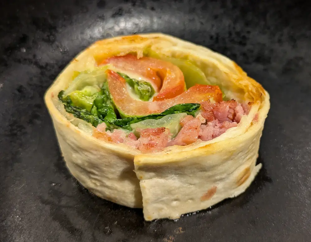 コストコ再販店で購入したハイローラーB.L.Tをフライパンで焼いている様子