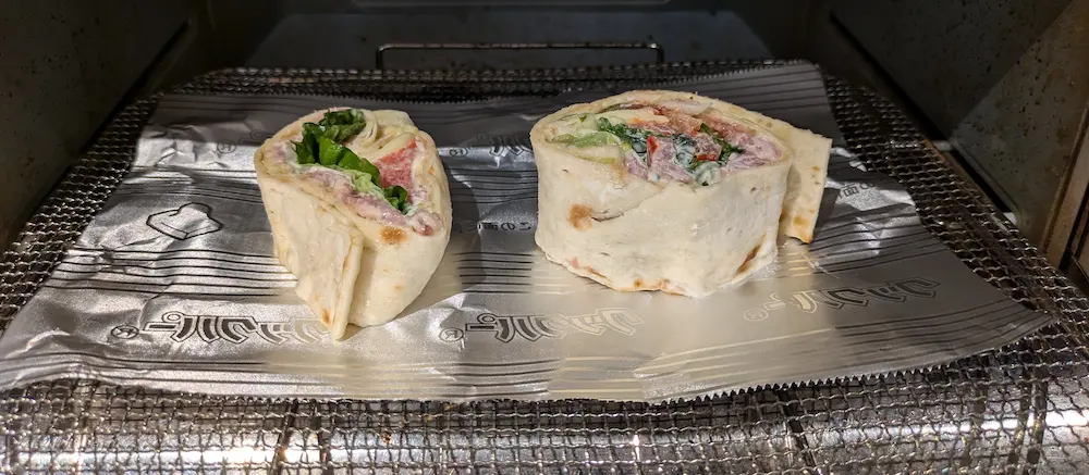 コストコ再販店で購入したハイローラーB.L.Tをトースターで焼いている様子